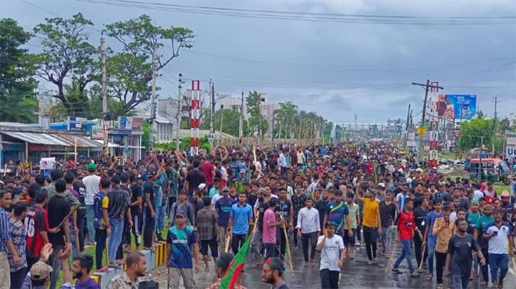 খুলনার ৩ পয়েন্টে শিক্ষার্থীদের অবরোধ, যান চলাচল বন্ধ