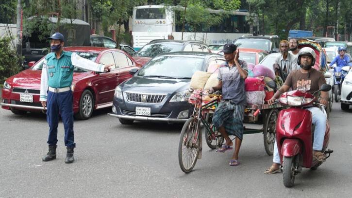 সড়কে শৃঙ্খলা ফেরাতে সক্রিয় ট্রাফিক বিভাগ