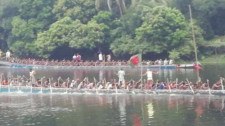 সাঁথিয়ায় ইছামতি নদীতে নৌকা বাইচ শুরু