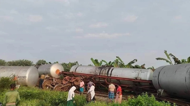 তেলবাহী ট্রেনের ট্যাঙ্কার লাইনচ্যুত, খুলনার সঙ্গে সারাদেশের রেল যোগাযোগ বন্ধ