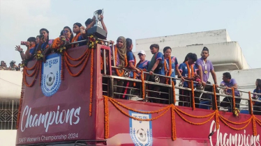 ছাদখোলা বাসে চড়ে বাফুফের পথে সাফ চ্যাম্পিয়নরা