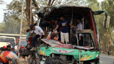 গাছের সঙ্গে বাসের ধাক্কা, প্রাণ গেল চালক-সুপারভাইজারের