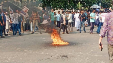 পুলিশের ব্যারিকেড ভেঙে শাহবাগ অবরোধ