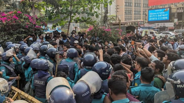 পুলিশের সঙ্গে ধর্ষণবিরোধী বিক্ষোভকারীদের সংঘর্ষ