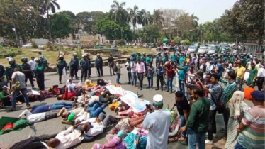 যমুনায় যেতে বাধা, সড়কে শুয়ে পড়লেন শিক্ষকরা