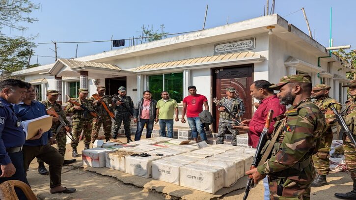 রাঙামাটিতে যৌথ অভিযানে ৩২ লাখ টাকার বিদেশি সিগারেটসহ আটক ৪