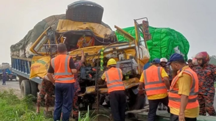 ট্রাক-কাভার্ডভ্যানের মুখোমুখি সংঘর্ষে নিহত দুই