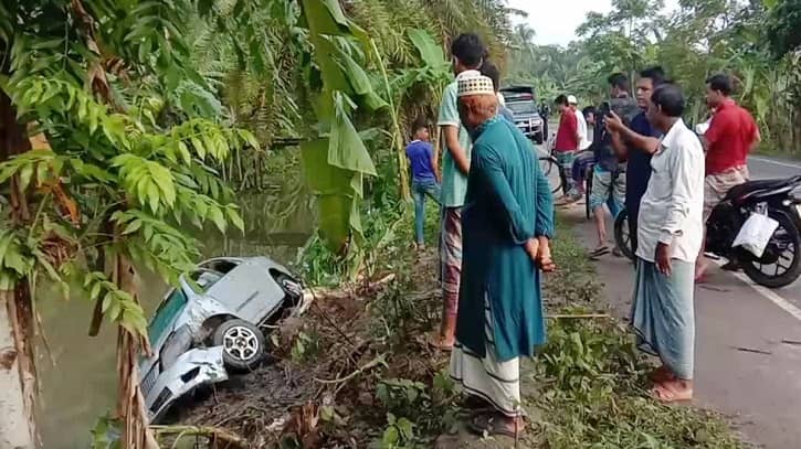 পিরোজপুরে প্রাইভেটকার খালে পড়ে শিশুসহ নিহত ৮