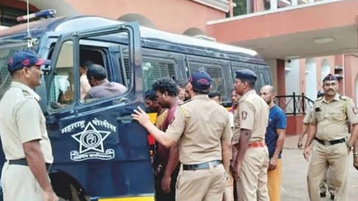 ১৭ বাংলাদেশি অনুপ্রবেশকারীকে গ্রেপ্তার করছে ভারতীয় পুলিশ