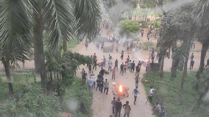 জাবিতে পুলিশের সঙ্গে শিক্ষার্থীদের সংঘর্ষ চলছে