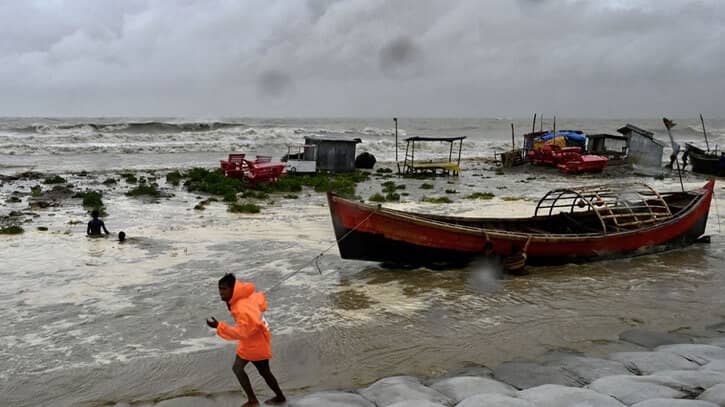 ঘূর্ণিঝড় রেমাল: ঢেউয়ের তোড়ে প্রাণ গেলো যুবকের