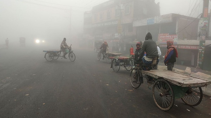 শীত-কুয়াশার দাপটে রাজধানীসহ সারাদেশে জনজীবন বিপর্যস্ত 